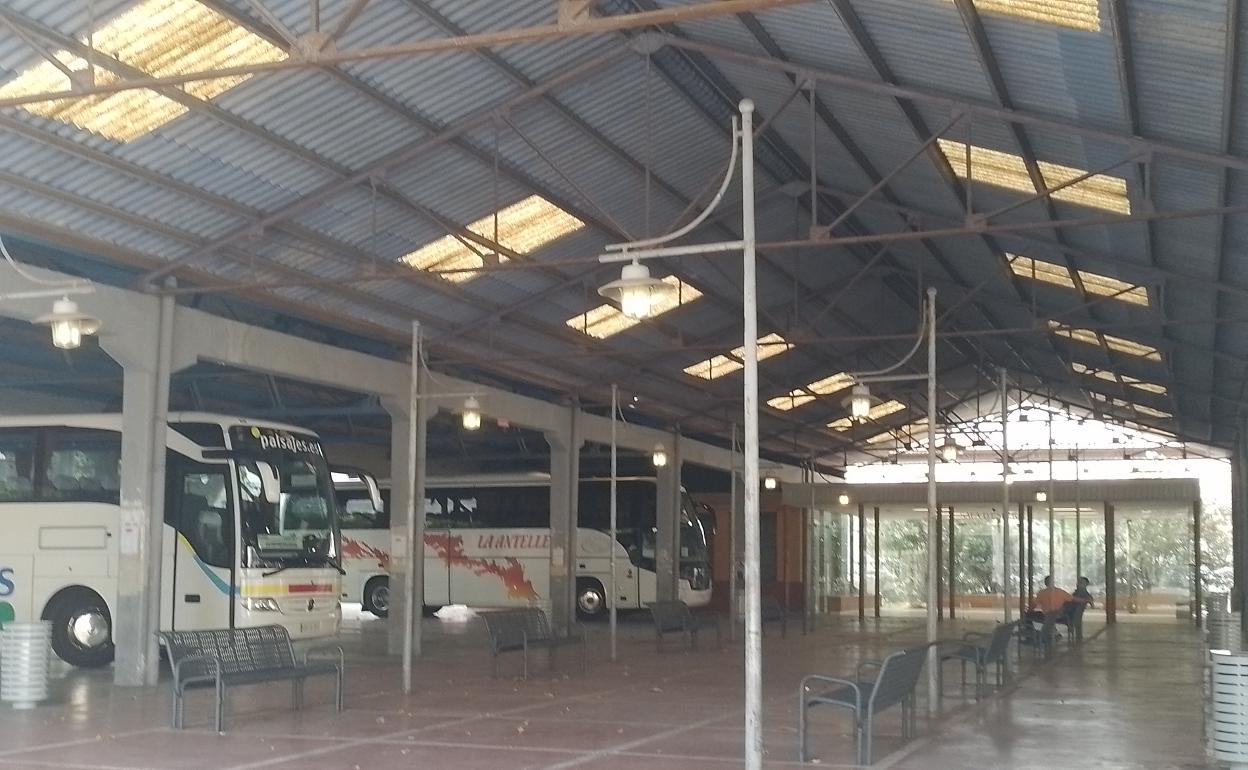 Estación de autobuses de Xàtiva, uno de los epicentros del transporte público de las tres comarcas. 
