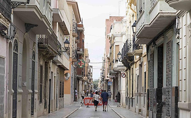 Imagen principal - La calle Mayor de Picassent cortada al tráfico. 