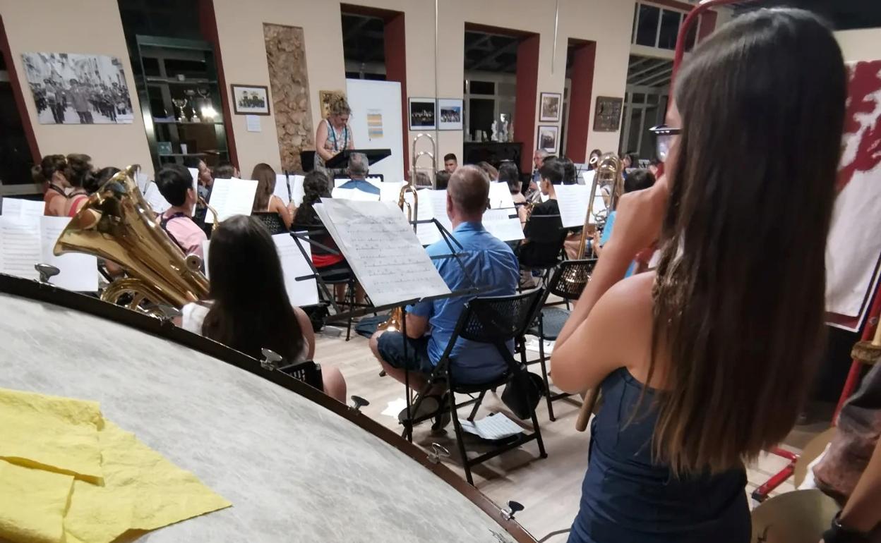 Músicos de la Banda de Beniopa, durante un ensayo. 