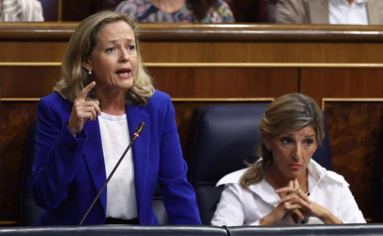 La vicepresidenta económica, Nadia Calviño, junto a Yolanda Díaz, este martes en el Congreso. 