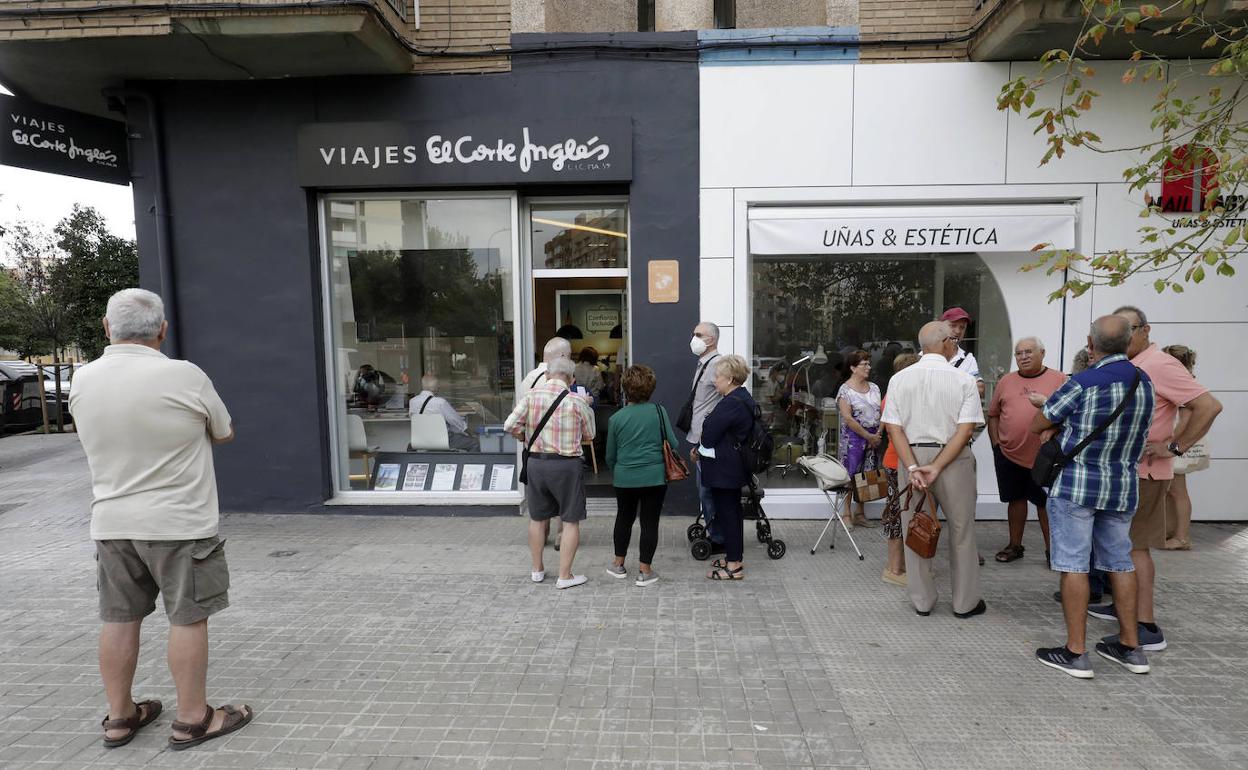 Cola de jubilados en una agencia de viajes de Valencia para conseguir una de las plazas del Imserso. 