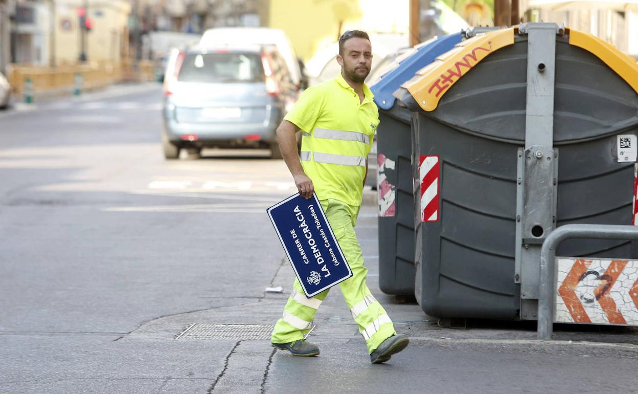 Cambio de rótulos de calles en Valencia. 