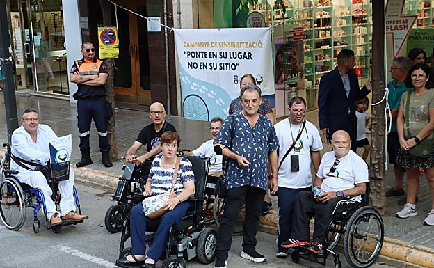 Imagen principal - La actividad de sensibilización organizada por Asidit en Torrent. 