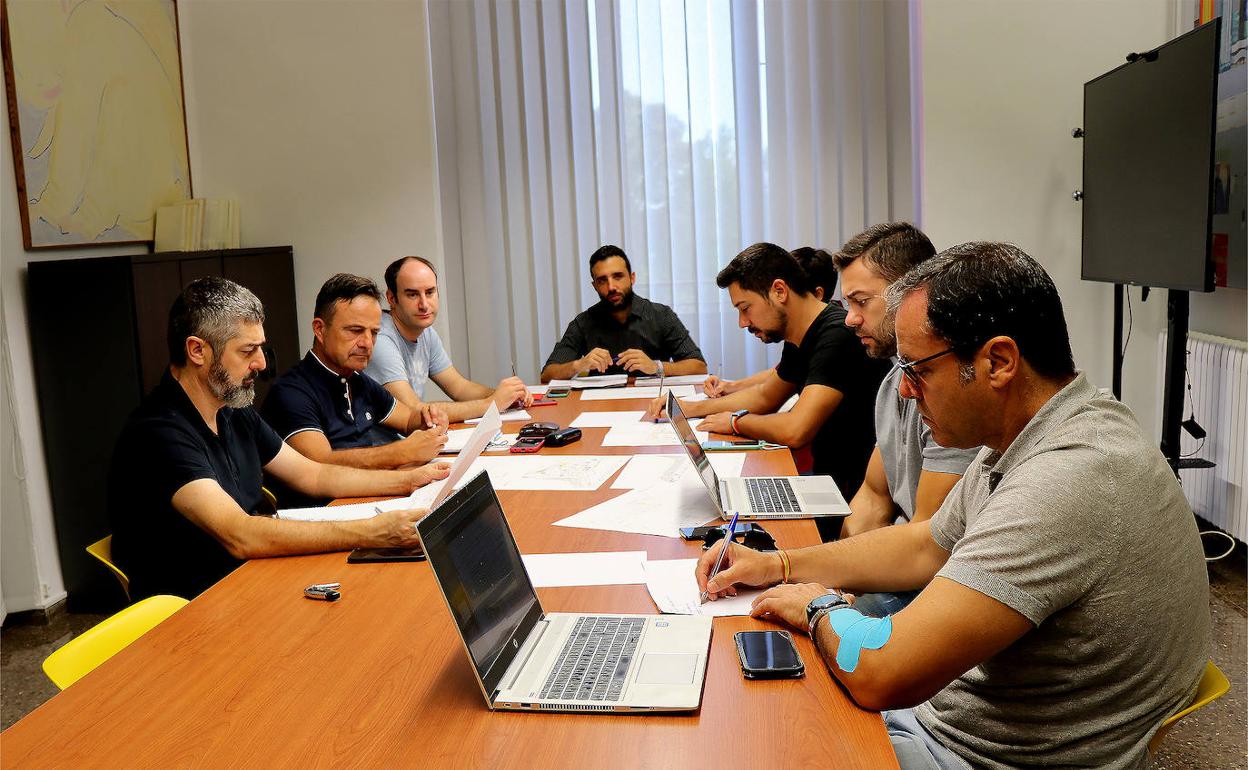 Un instante de la reunión entre los representantes de los diferentes partidos. 