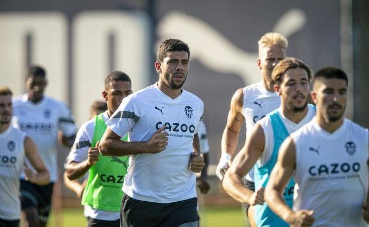 Ozkacar, en el centro, en un entrenamiento. 