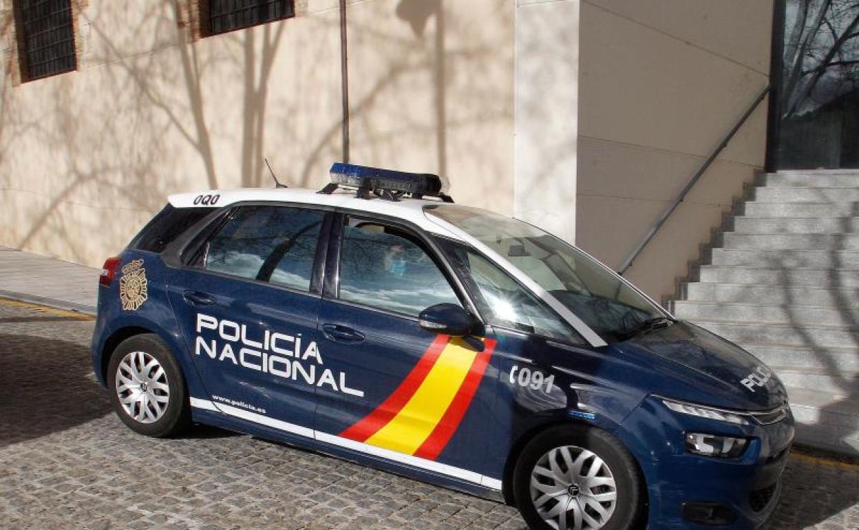 Vehículo de la Policía Nacional a su llegada a los juzgados de Alcoi. 