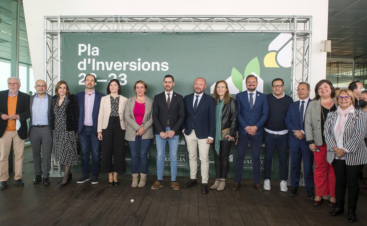 Los alcaldesa de l'Horta Sud, con el presidentes de la Diputación, Toni Gaspar. 