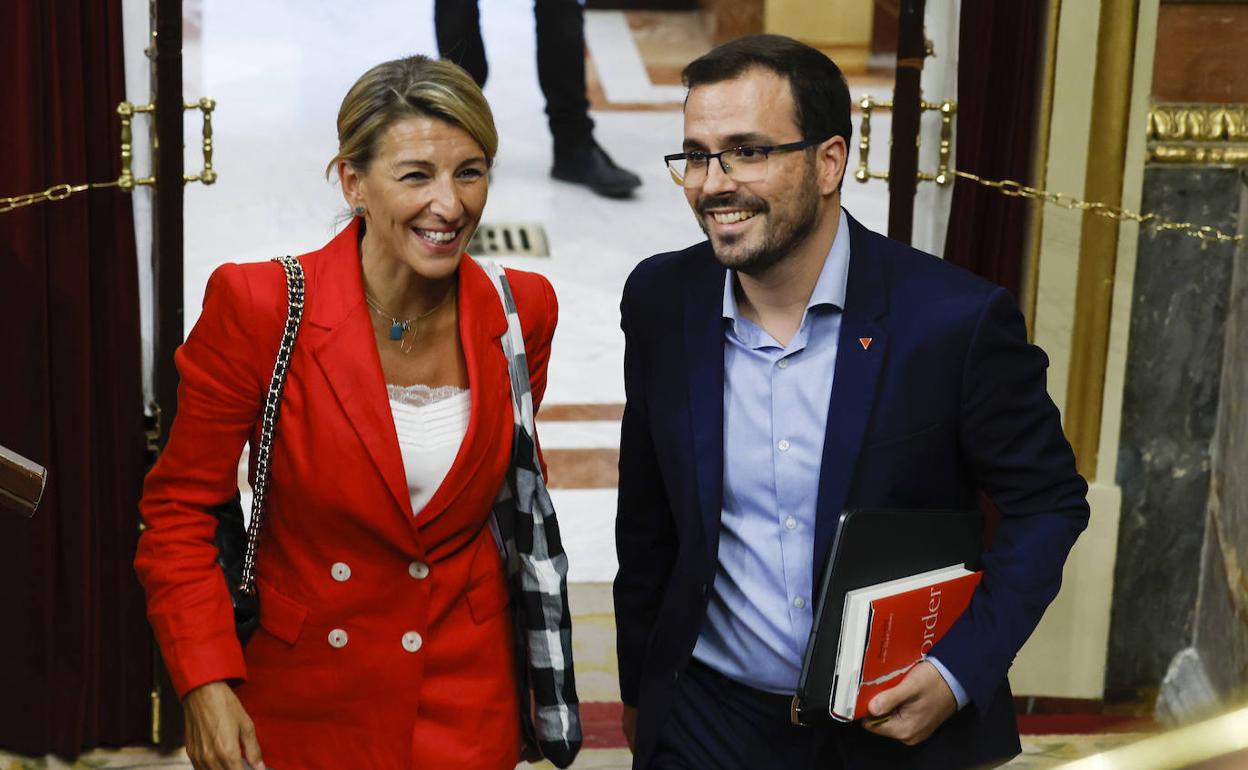 La vicepresidenta segunda, Yolanda Díaz, y el ministro de Consumo, Alberto Garzón, llegan ayer al pleno del Congreso.