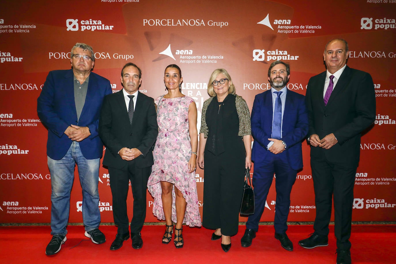 La síndica de Ciudadanos, Ruth Merino (tercera por la izquierda), junto a los diputados Fernando Llopis, Toni Woodward, Mamen Peris, Eduardo del Pozo y el secretario de la Mesa de Les Corts, Luis Arquillos. 