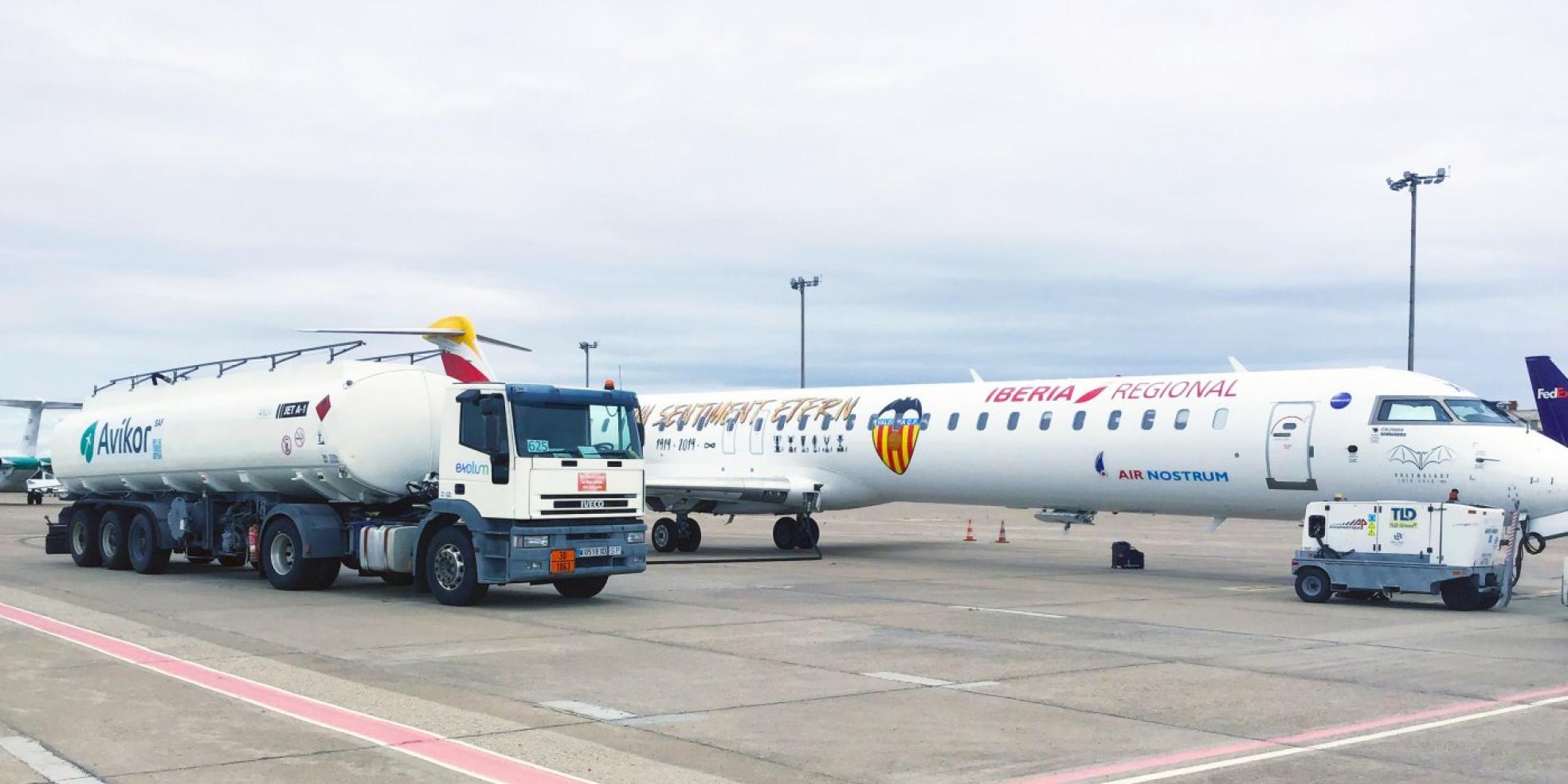 Carga. Un camión suministra combustible SAF a un avión. 