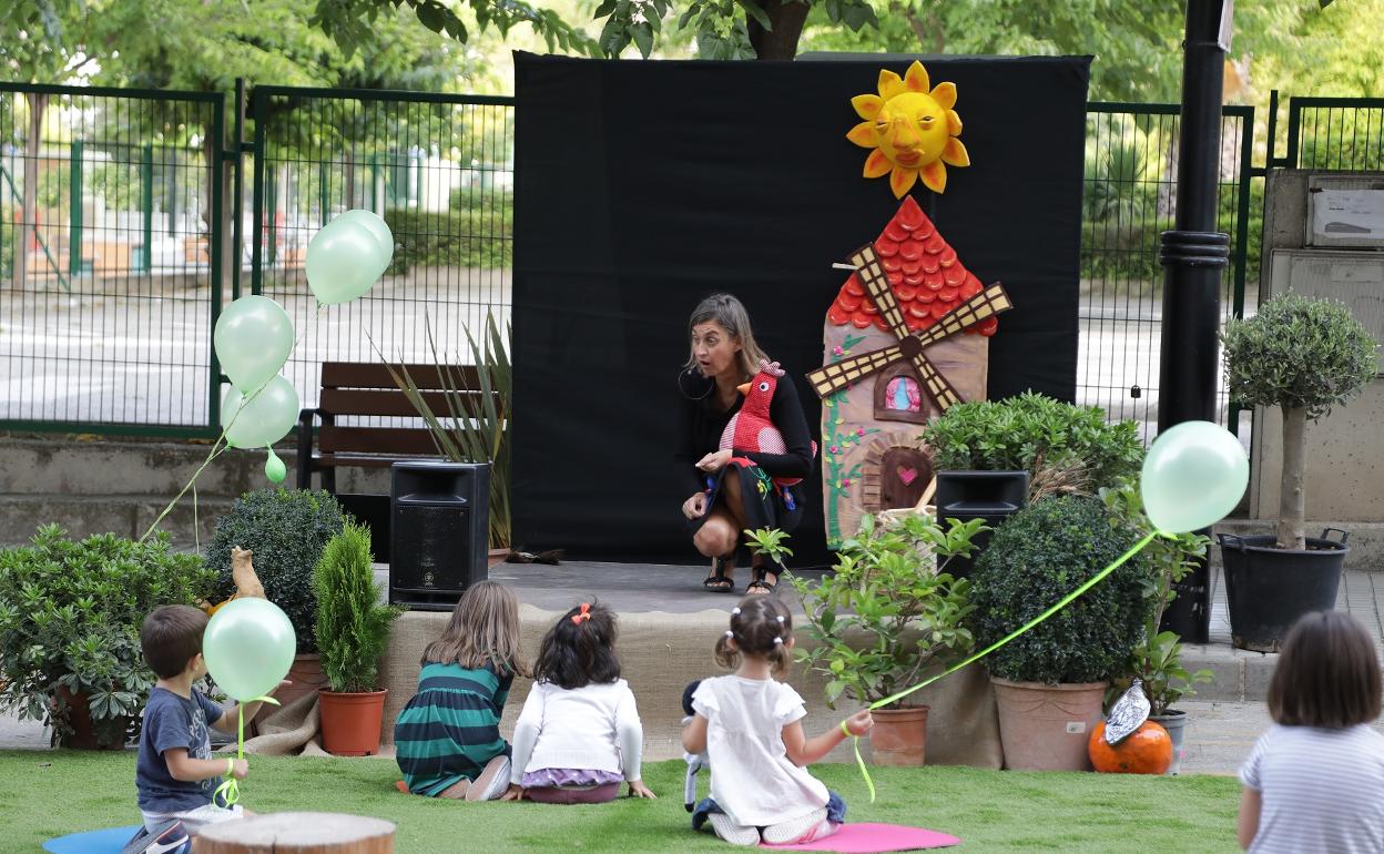 Uno de los cuentacuentos de la pasada edición del Park(ing) Day. 