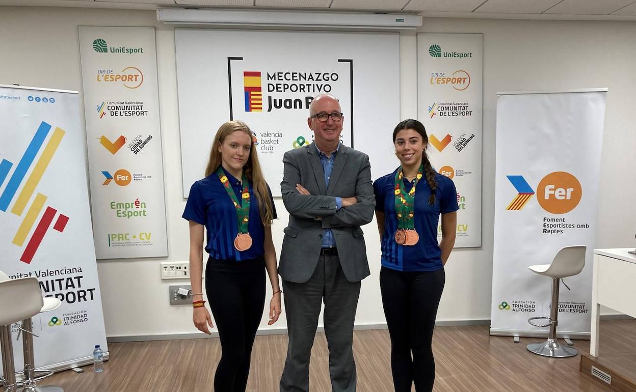 Patricia, a la izquierda, y Mireia, a la derecha, junto a Juan Miguel Gómez, director de la Fundación. 