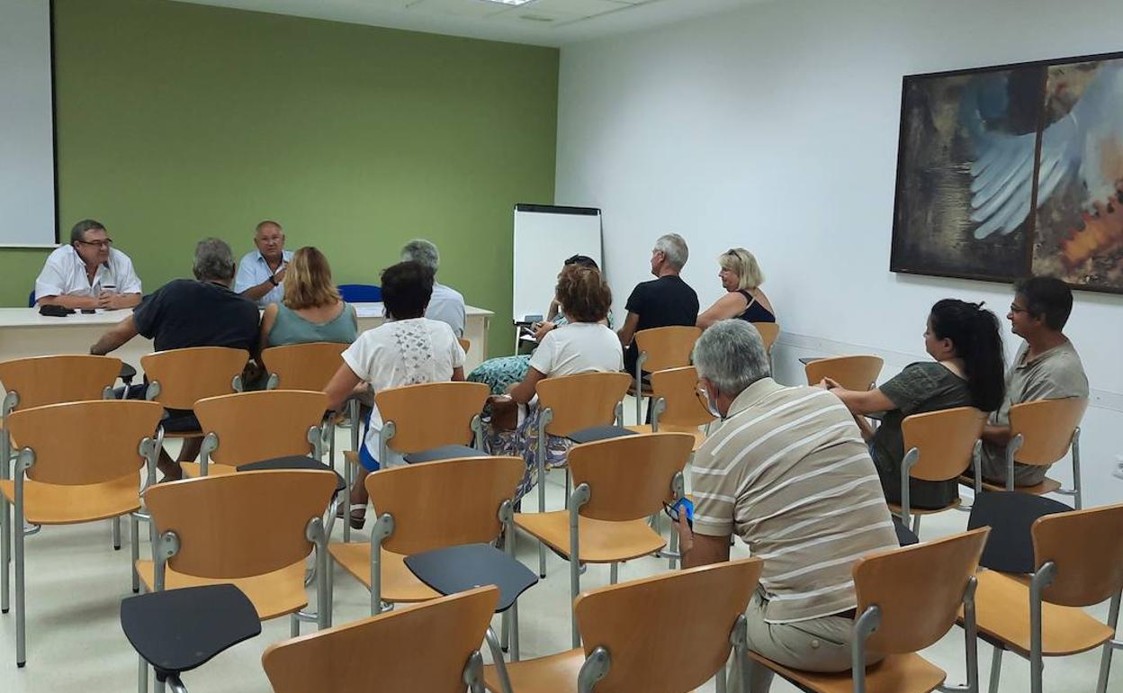 Vecinos de la calle Aristeu y los ediles Roselló y Vidal, en la reunión de esta semana. 