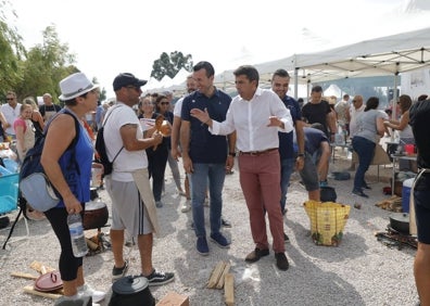 Imagen secundaria 1 - Carlos Ferández Bielsa, arriba en el centro; el popular Vicente Mompó y zona de prueba de los guisos. 