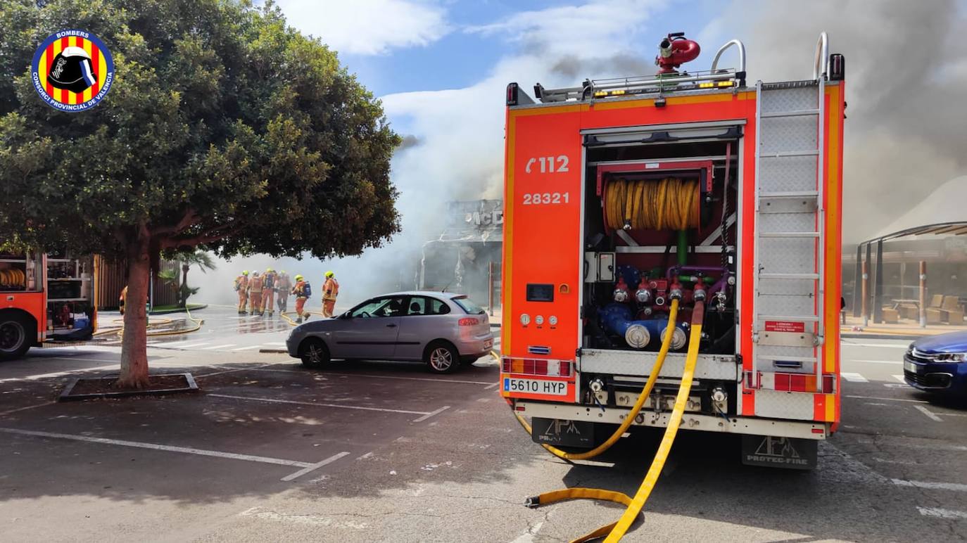 Los bomberos han acudido a apagar el incendio en el centro comercial Bonaire. 