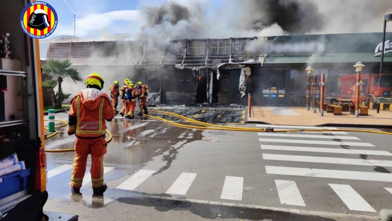 Los bomberos han acudido a apagar el incendio en el centro comercial Bonaire. 