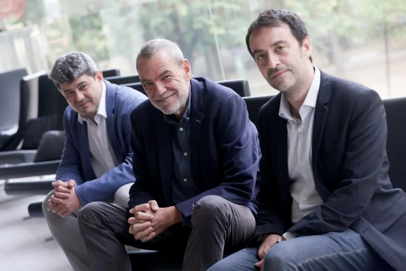 El trío de escritores y guionistas Jorge Díaz (c), Antonio Mercero (i) y Agustín Martínez (d), que se ocultaban tras el seudónimo de Carmen Mola,
