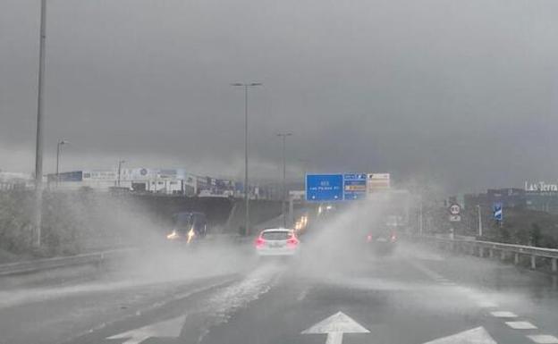 Buena parte de las carreteras canarias están casi anegadas por el agua. 