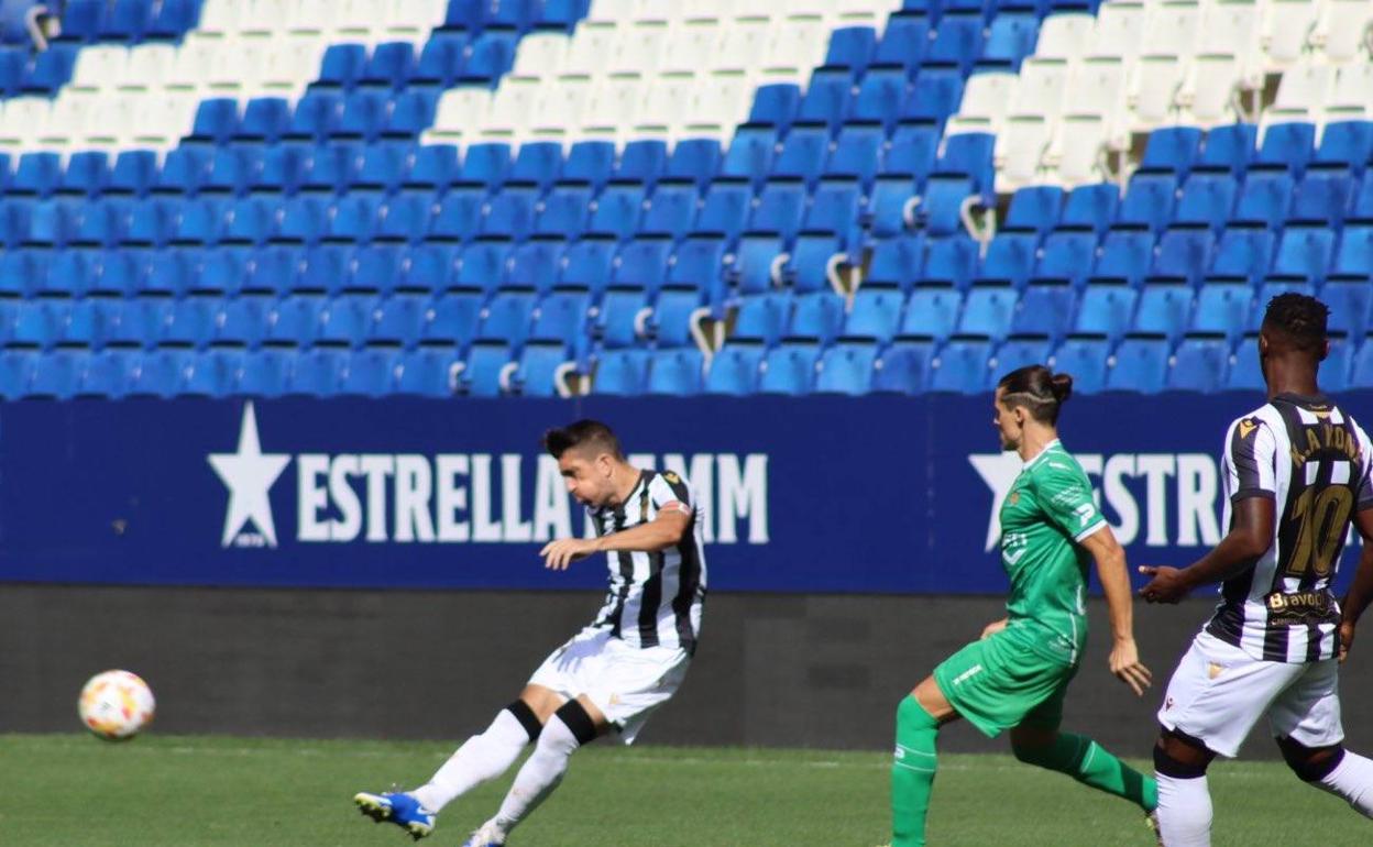 Pablo Hernández envía un balón en Cornellà. 