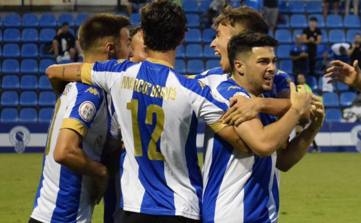 Los jugadores blanquiazules celebran el segundo tanto de la tarde. 