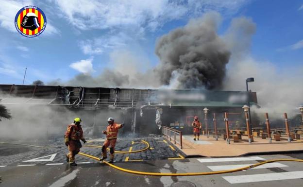 Galería. Las fotos del incendio en la hamburguesería. 