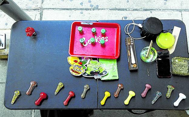 Una mesa con productos relacionados con la marihuana, en una calle del centro.