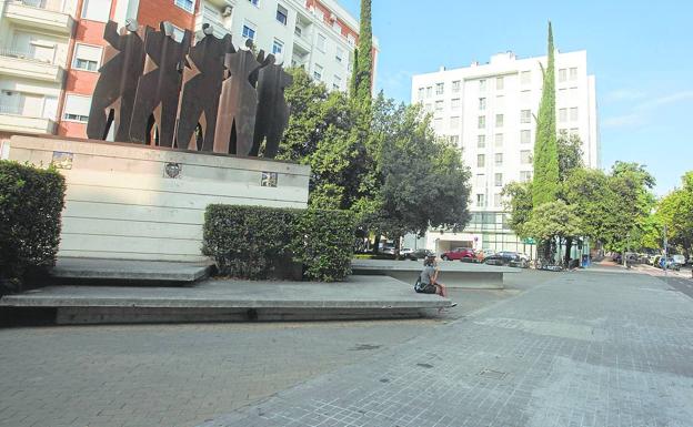 Imagen principal - Arriba, plaza Valencia CF, abajo, calle Arquitecto Almenar y plaza José Andrés 'El Roget'.