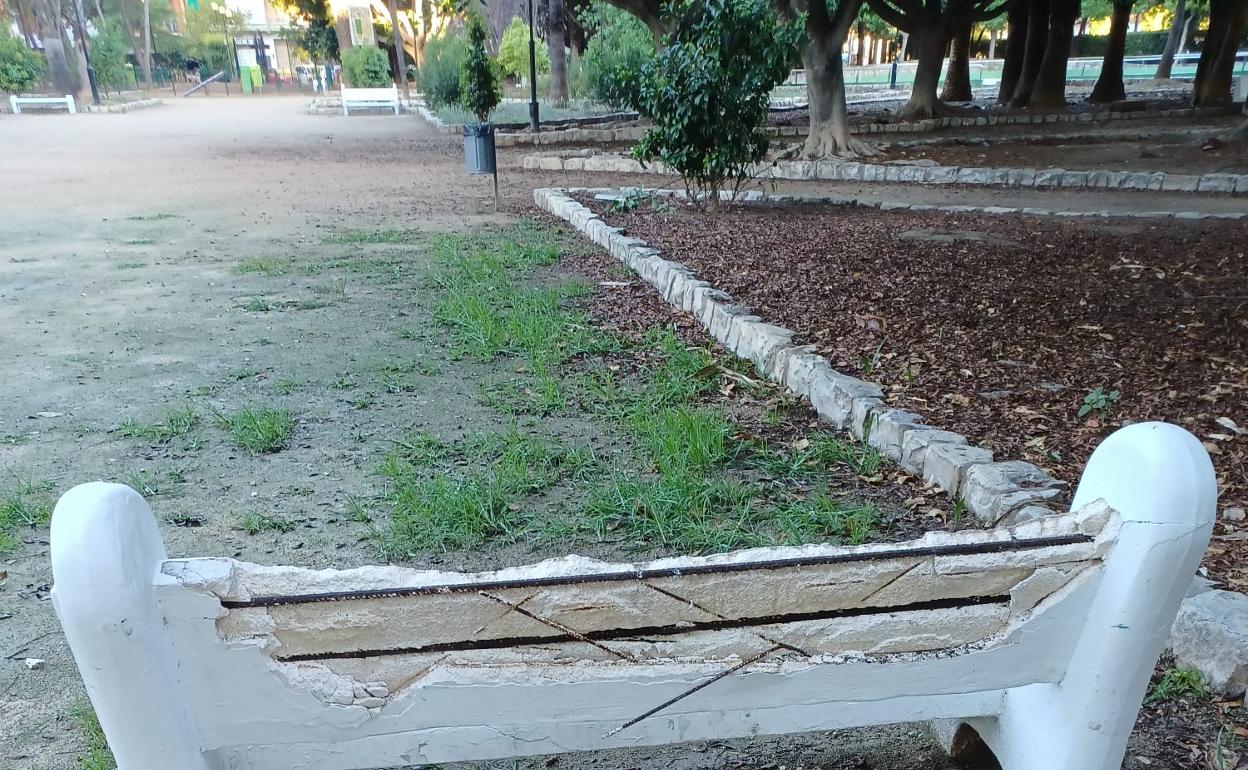 Banco destrozado en el parque de l'Alquenència de Alzira. 