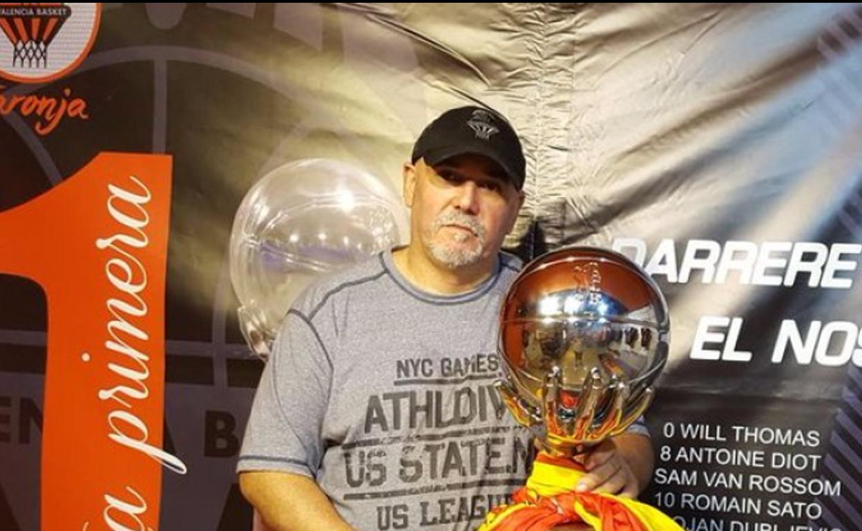 Javier Pérez Palomo posa con el trofeo del título de la ACB del Valencia Basket. 