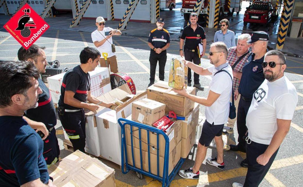 Los bomberos preparan el envío de material a Ucrania. 