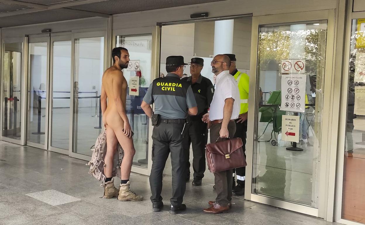 El joven, a la espera de que llegue su abogado, en el exterior de la Ciudad de la Justicia de Valencia.