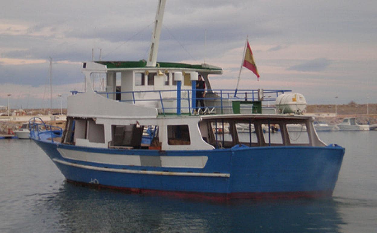 Barco Bahía de Valencia, que Gandia baraja desguazar tras no poder subastarlo. 