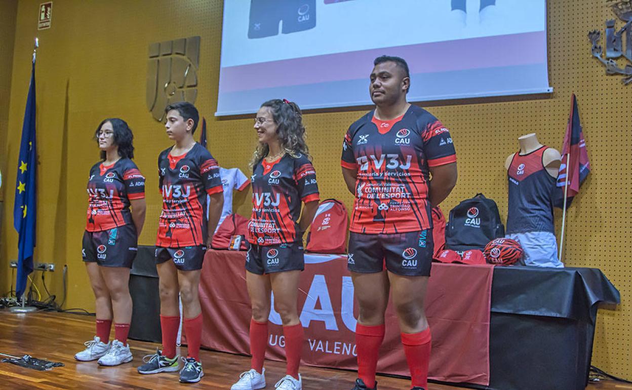 Representantes de los diferentes equipo del CAU, durante la presentación en La Petxina.