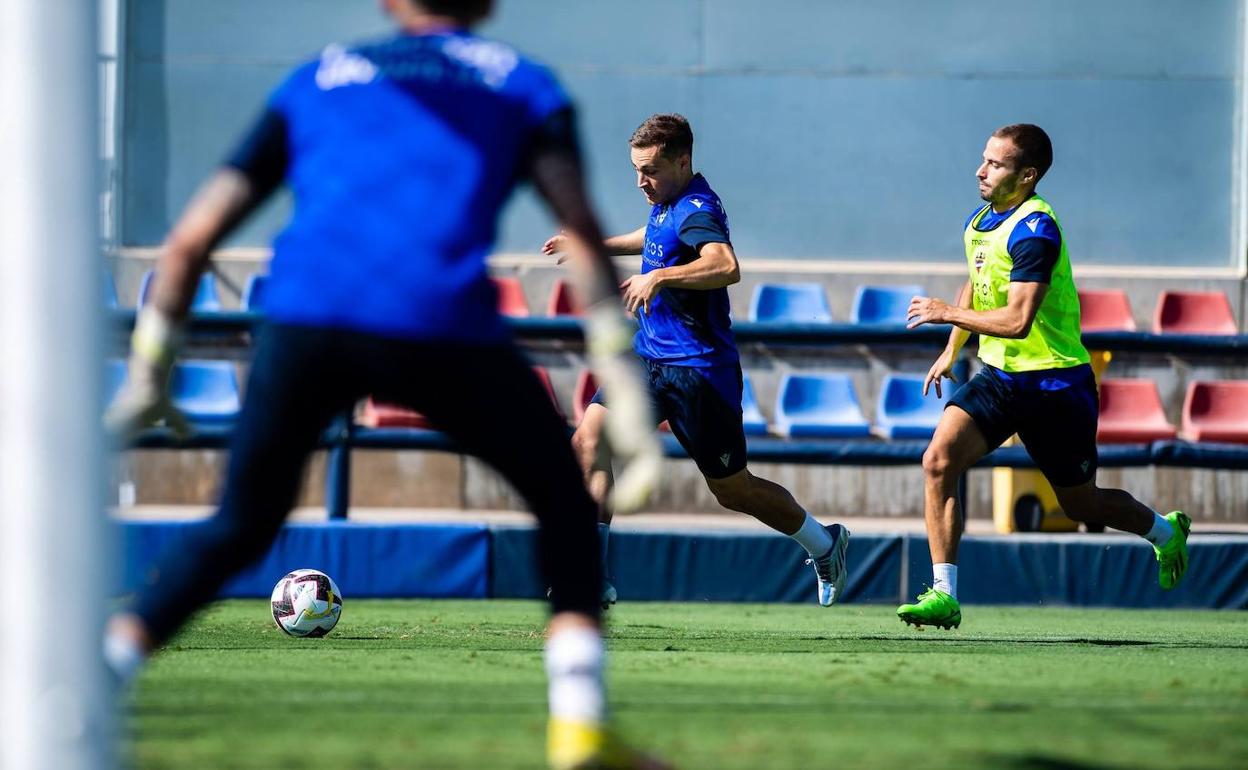 Jorge de Frutos avanza con el balón en la ciudad deportiva de Buñol. 