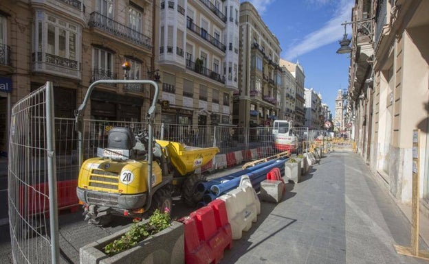 Imagen principal - Comercios con difícil acceso, maquinaria en la calle de la Paz y zonas de paso habilitadas. 