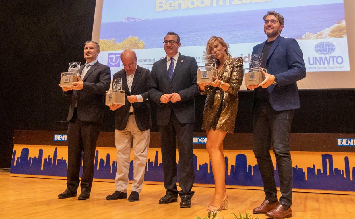 Toni Pérez junto a los premiados con el Ciutat de Benidorm al turismo