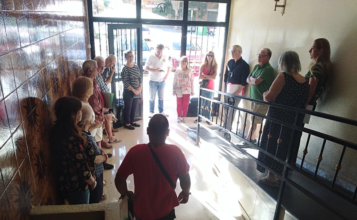 Vecinos de la Fuensanta y de la víctima, concentrados en el patio del edificio donde vivía Alfredo Balaguer. 