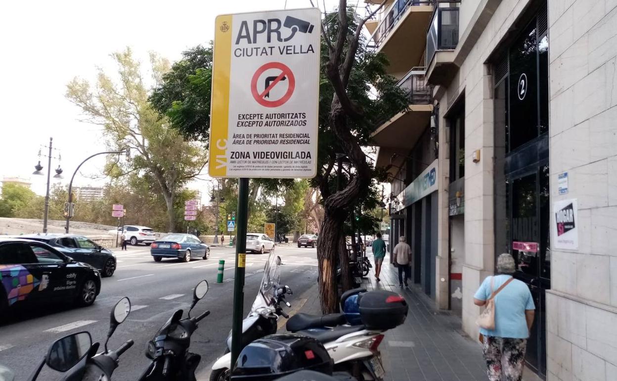 Placa de aviso de una cámara en la calle Conde Trenor. 