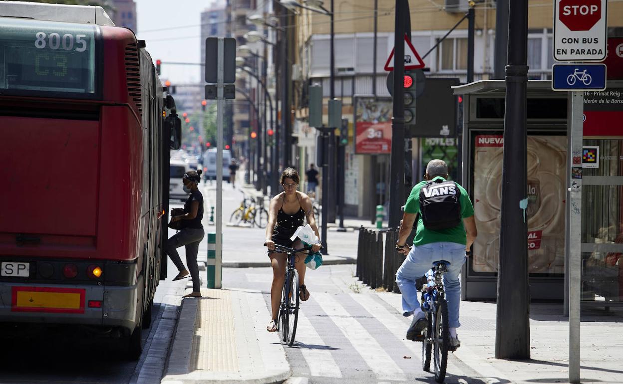 Dos ciclistas circulan por un carril bici en Valencia.