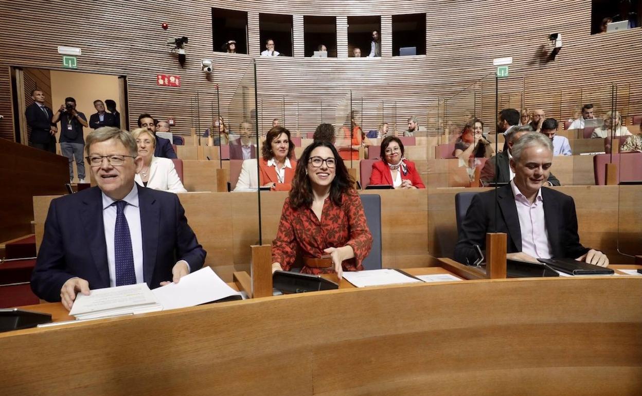 El presidente, Ximo Puig, junto a sus dos vicepresidentes, Aitana Mas y Héctor Illueca