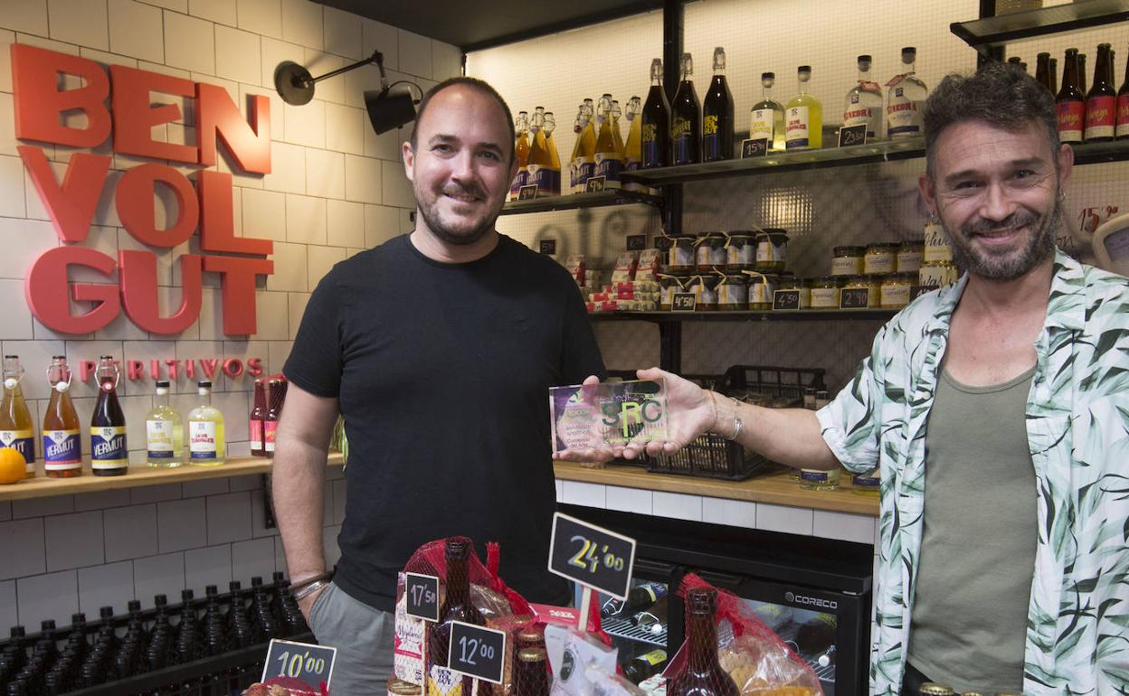 Miguel Ángel Soriano, propietario, y Alejandro Maiato, empleado del puesto del Mercado Central 'Benvolgut Aperitivos'.