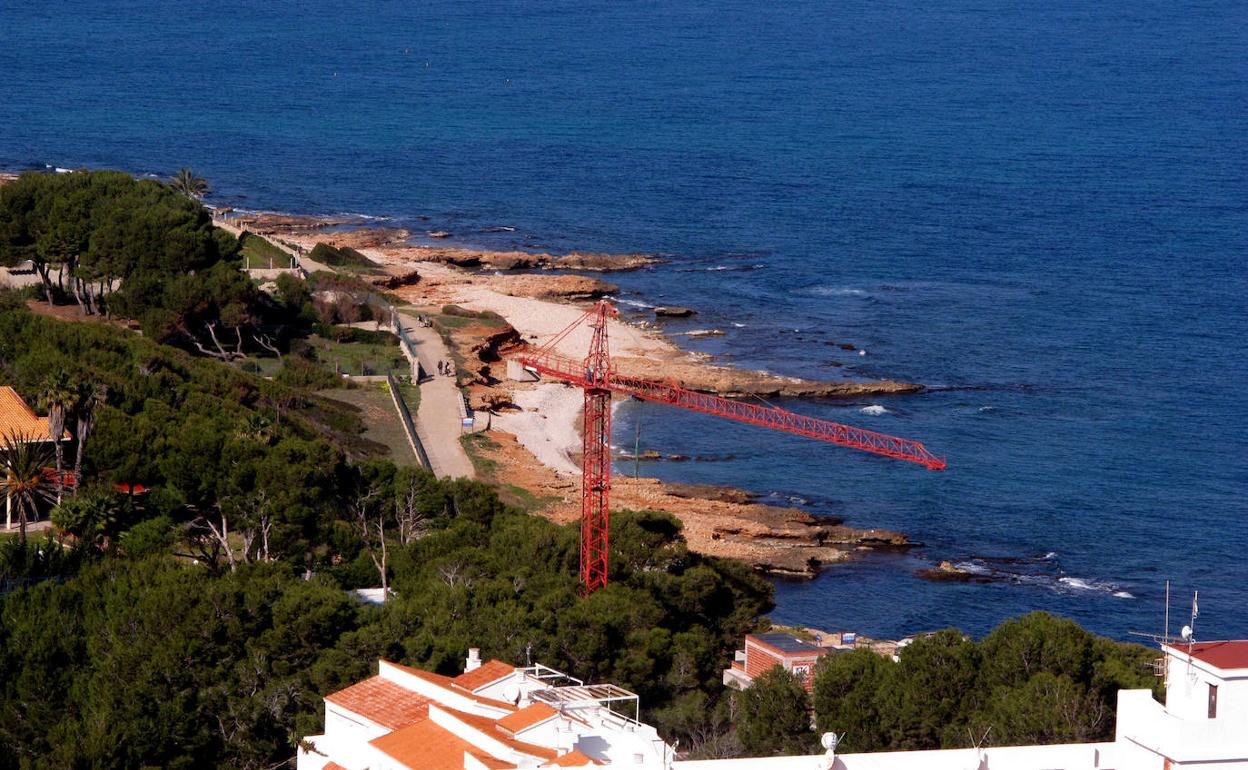 Una grúa en una obra en la zona de Les Rotes. 