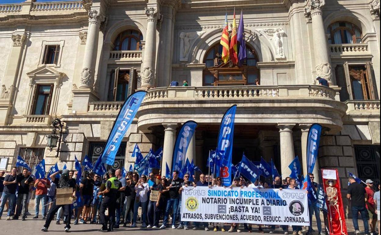 Concentración en la puerta del Ayuntamiento. 