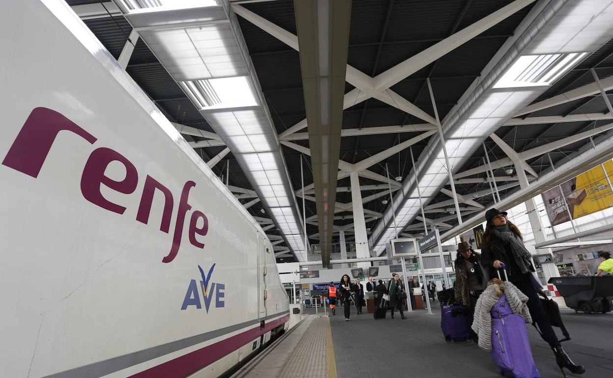 Un tren AVE en la estación de Atocha.