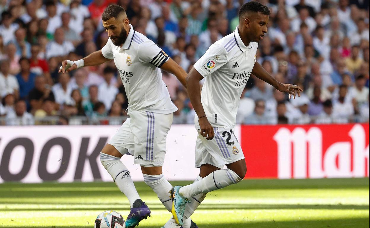 Benzema y Rodrygo, durante el partido de Liga que midió al Real Madrid con el Betis. 