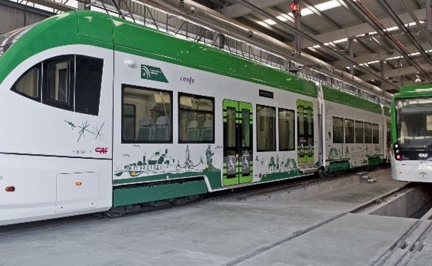 Tren de los que se utilizan en la bahía de Cádiz, con las puertas a dos alturas. 