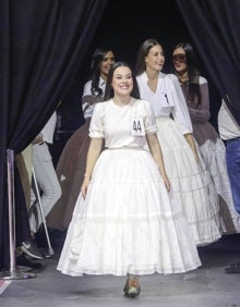 Imagen secundaria 2 - Desfile de infantiles y acceso de candidatas al escenario. 