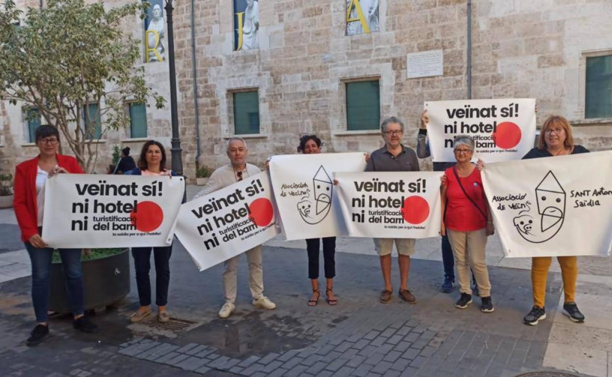 Protesta de vecinos de Zaidía junto a miembros de Unidas Podemos en Les Corts en un acto contra el macrohotel. A la izquierda, la síndica de esta formación, Pilar Lima. 