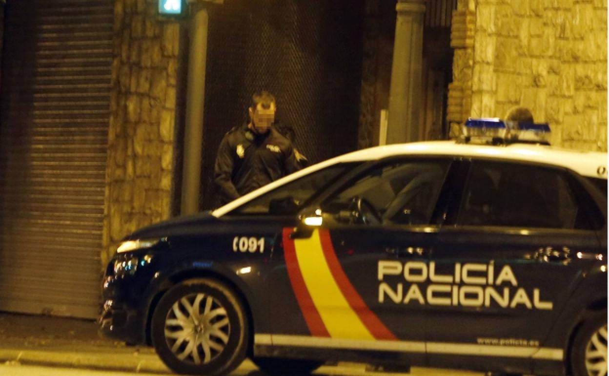 Un vehículo de la Policía Nacional camina por una calle de Valencia. 