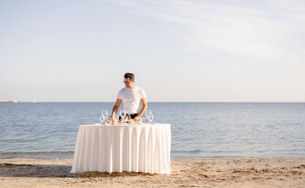 Quique Dacosta preparando una mesa en la playa de la Marineta Cassiana para el vídeo del D*na. 